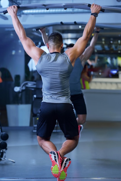 Un hombre fuerte y guapo haciendo ejercicio en el gimnasio