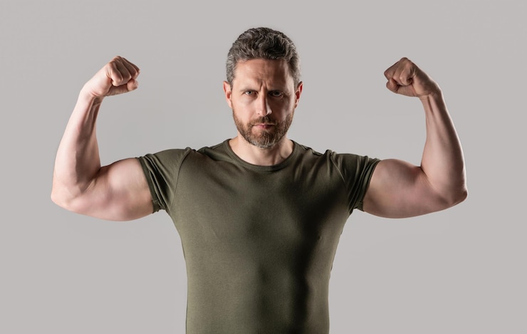 Foto hombre fuerte musculoso en foto de estudio de hombre musculoso fuerte con rastrojo hombre musculoso fuerte