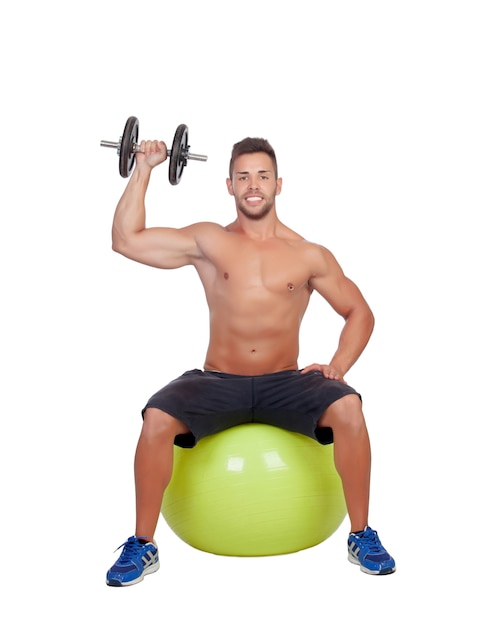 Hombre fuerte practicando ejercicios con pesas se sientan en una bola