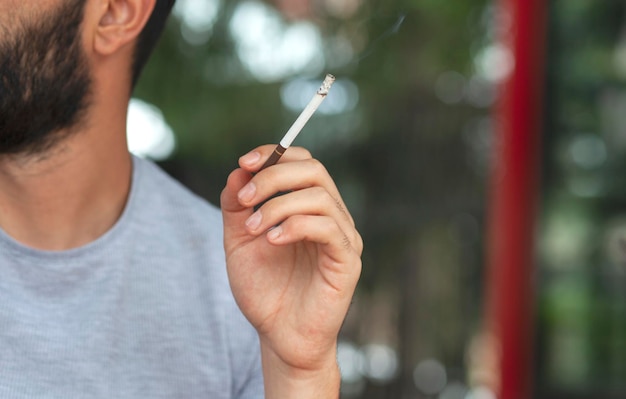 hombre fumando un cigarrillo