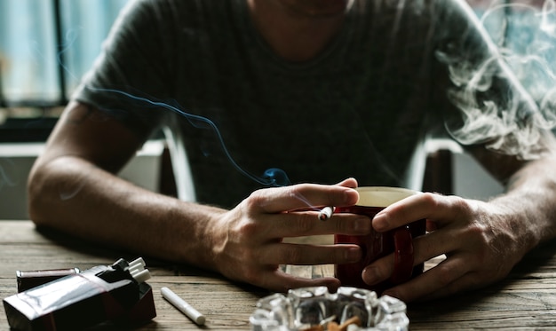 Hombre fumando un cigarrillo