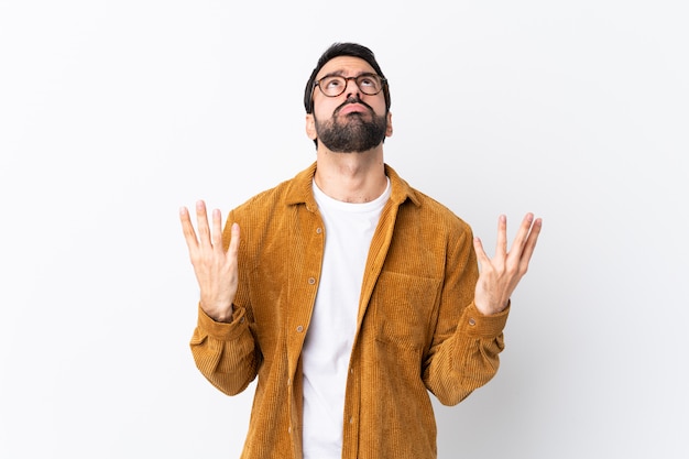 Hombre con gafas y camisa amarilla