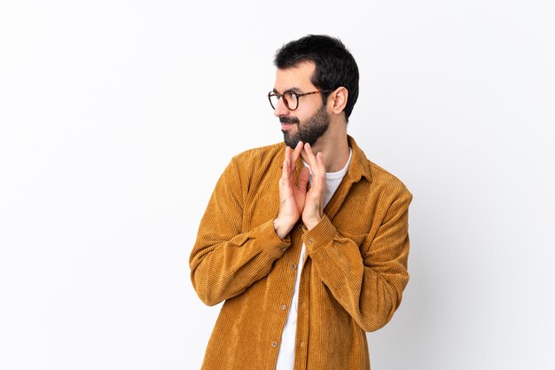 Hombre con gafas y camisa amarilla