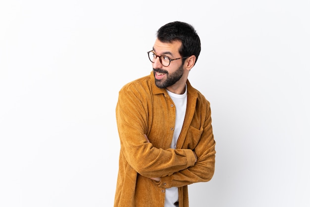 Hombre con gafas y camisa amarilla