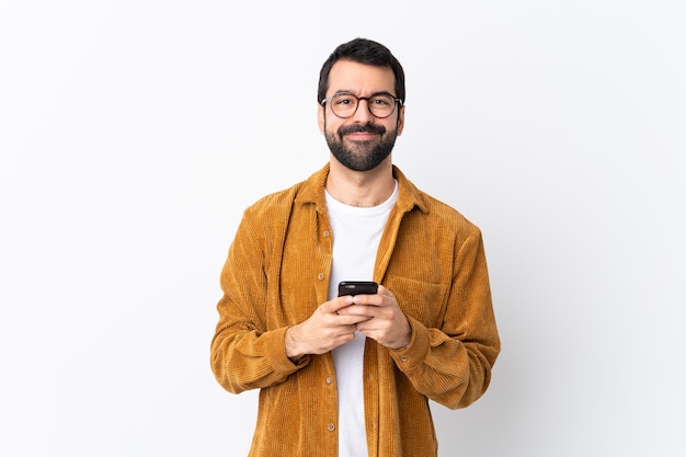 Hombre con gafas y camisa amarilla