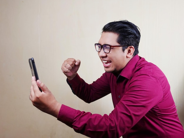 Hombre con gafas con camisa roja con expresión