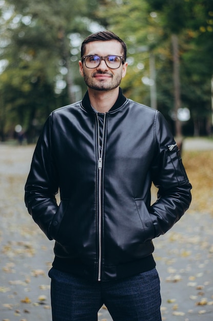 un hombre con gafas en una chaqueta de cuero