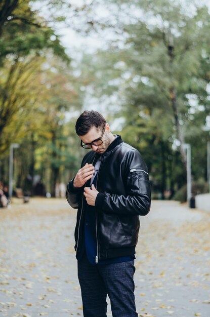 un hombre con gafas en una chaqueta de cuero