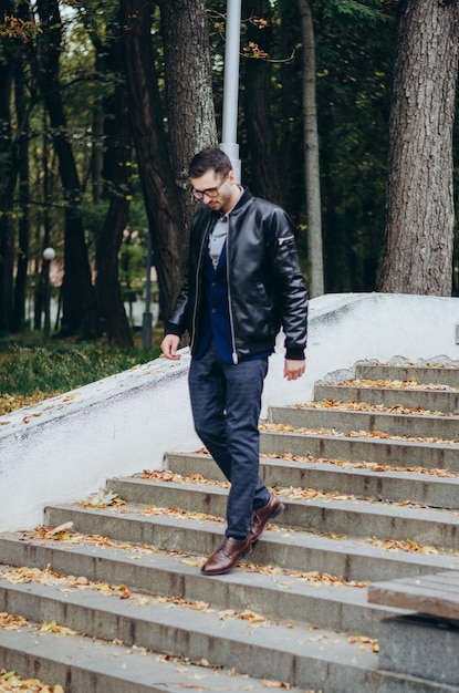 un hombre con gafas en una chaqueta de cuero