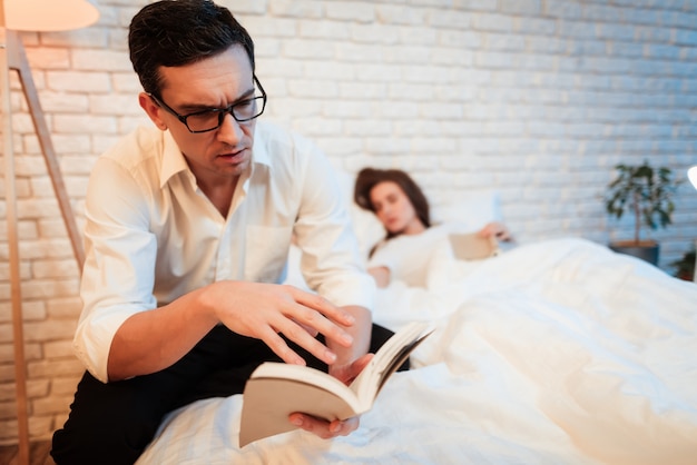 Hombre de gafas se concentró en el libro de lectura.