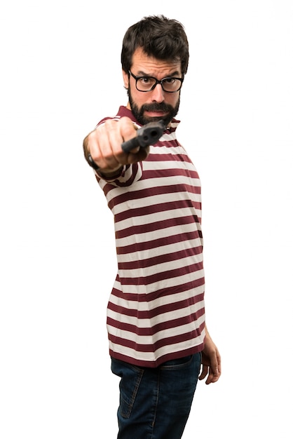 Foto hombre con gafas disparando con una pistola
