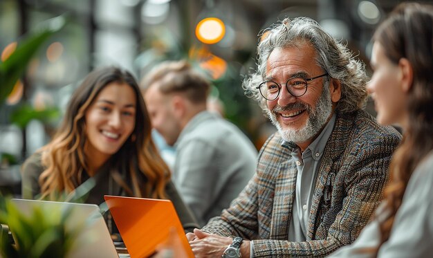 un hombre con gafas está sentado con una computadora portátil y una mujer está sonriendo