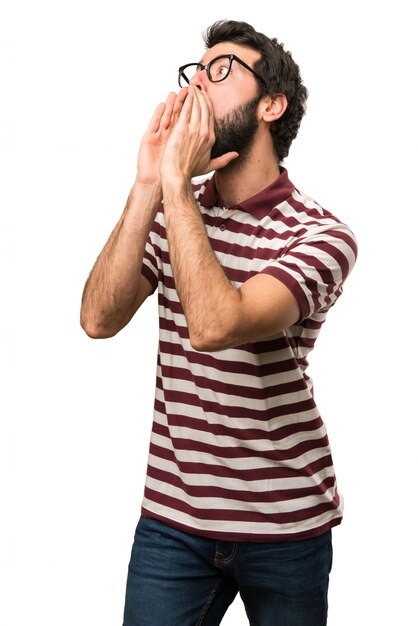 Foto hombre con gafas gritando