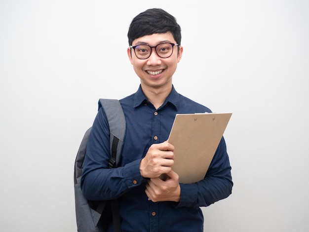 Hombre con gafas con mochila con tablero de documentos sonrisa feliz