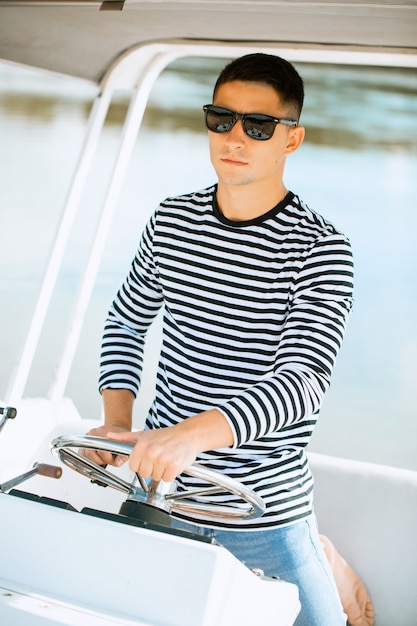 Hombre con gafas navegando en un barco