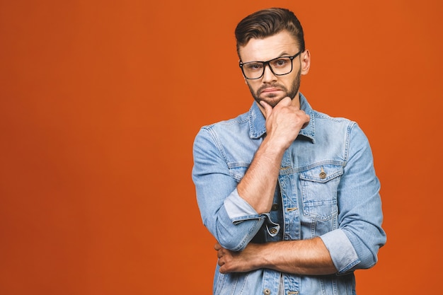 Hombre con gafas posando en estudio