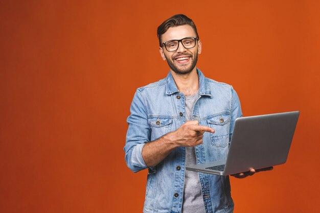 Foto hombre con gafas posando en estudio