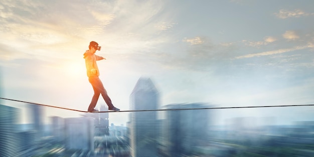 Hombre con gafas de realidad virtual y equilibrio sobre una cuerda. Técnica mixta