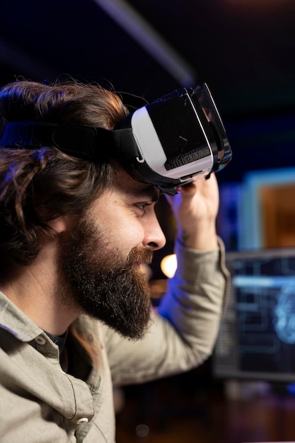 Foto hombre con gafas de realidad virtual feliz después de lograr la superinteligencia de la ia