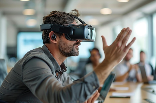 Un hombre con gafas de realidad virtual en la oficina