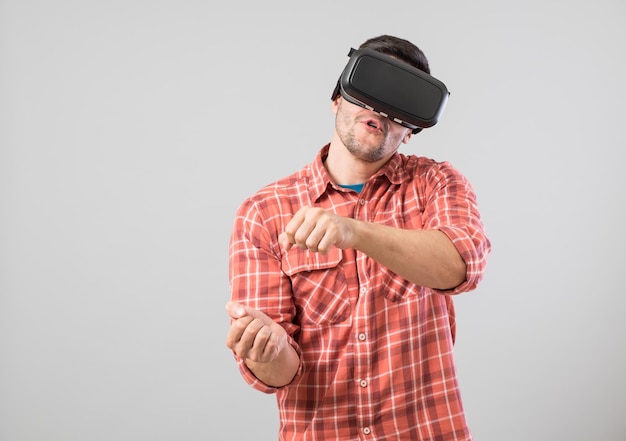 Hombre con gafas de realidad virtual pagando simulador de automóviles