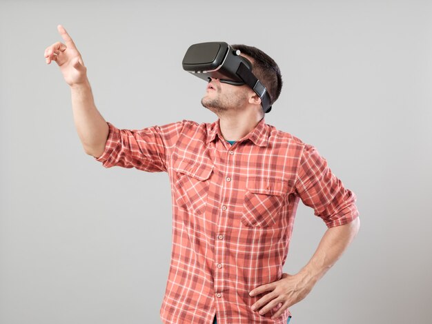 Hombre con gafas de realidad virtual que muestra gesto