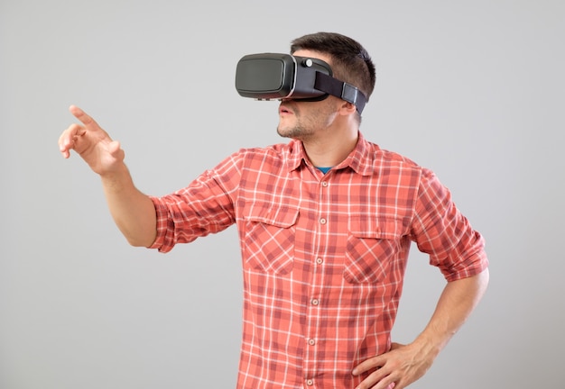 Hombre con gafas de realidad virtual que muestra gesto