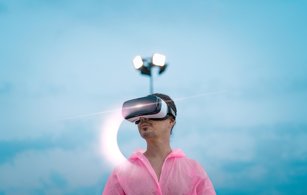 Hombre con gafas de realidad virtual