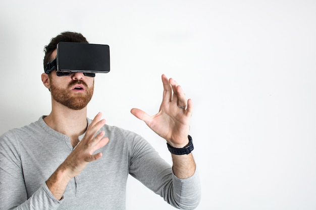 Hombre con gafas de realidad virtual