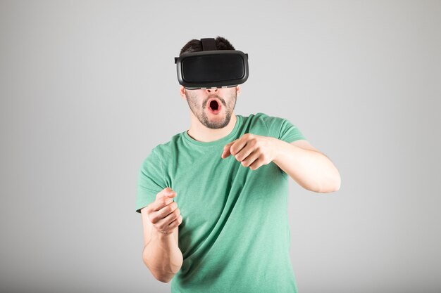 Hombre con gafas de realidad virtual