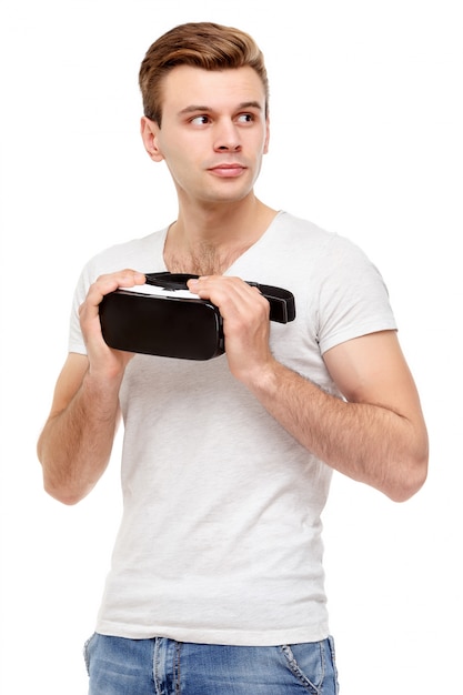 Hombre con gafas de realidad virtual