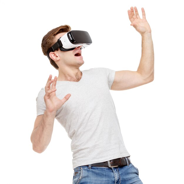 Hombre con gafas de realidad virtual