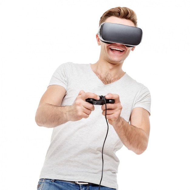 Hombre con gafas de realidad virtual