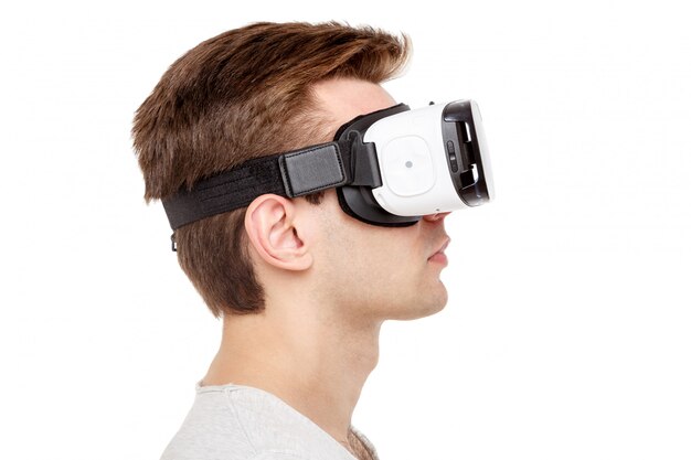 Hombre con gafas de realidad virtual