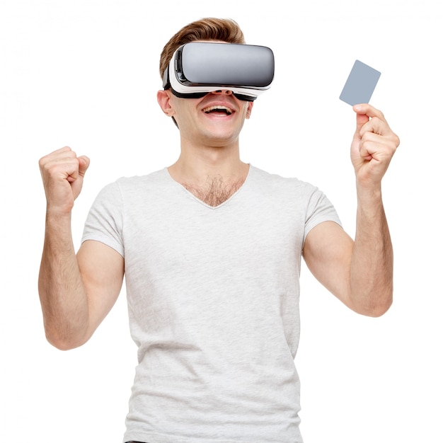 Hombre con gafas de realidad virtual