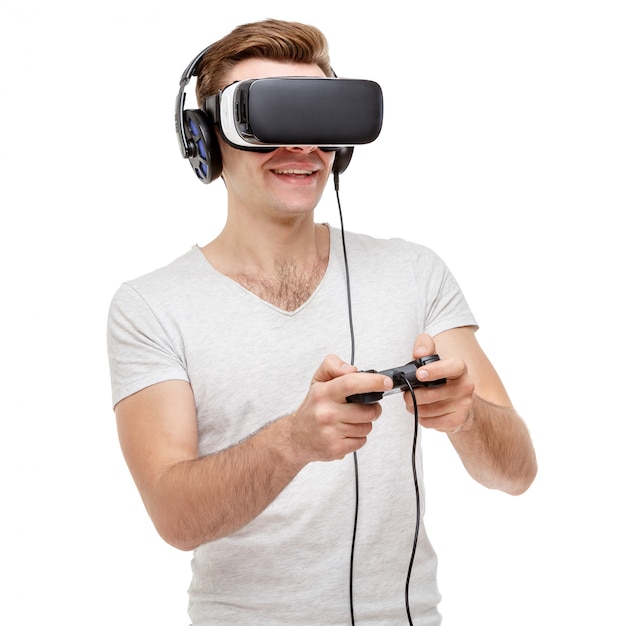 Hombre con gafas de realidad virtual