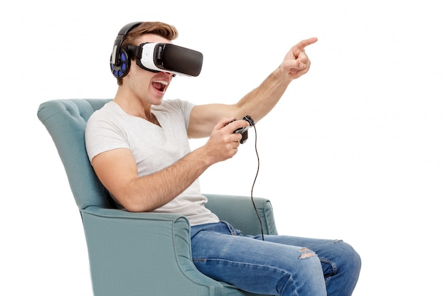 Hombre con gafas de realidad virtual