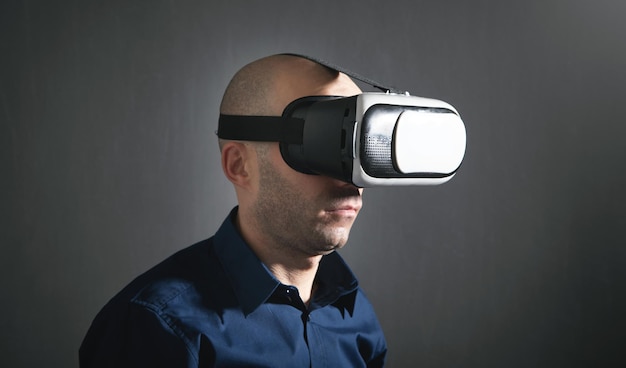 Hombre con gafas de realidad virtual.