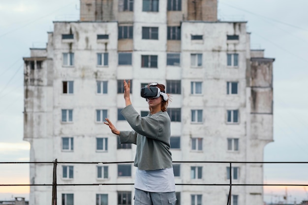 Foto hombre con gafas de realidad virtual