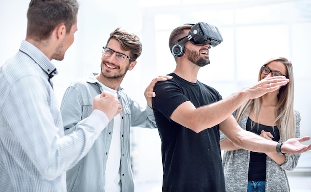 Hombre con gafas de realidad virtual