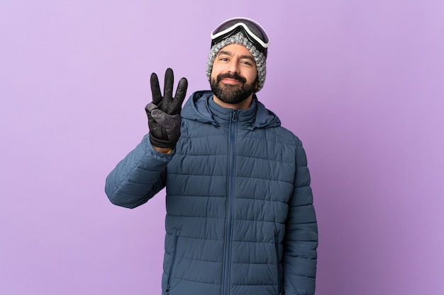 Hombre con gafas de snowboard