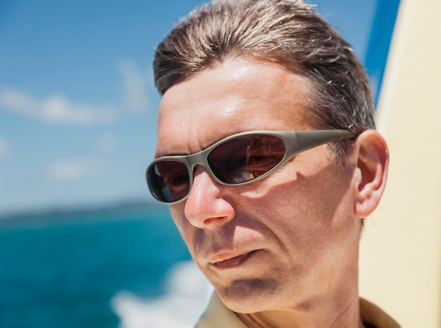 Hombre con gafas de sol contra el mar