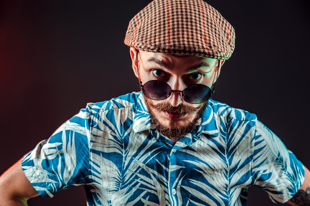 Hombre con gafas de sol y gorra