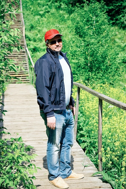 Hombre con gafas de sol y jeans en Siberia en Rusia