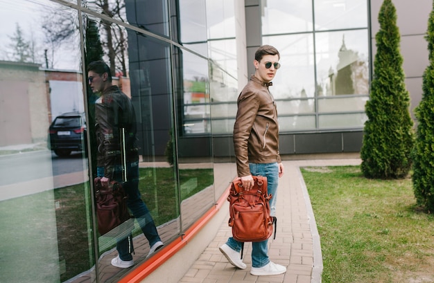 Hombre con gafas de sol modelo mochileros viajes viajero vacaciones en la ciudad.