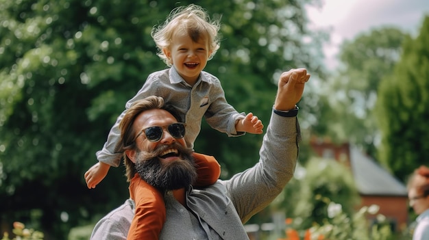 Un hombre con gafas de sol sostiene a un niño sobre sus hombros.