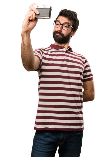 Foto hombre con gafas sosteniendo una cámara