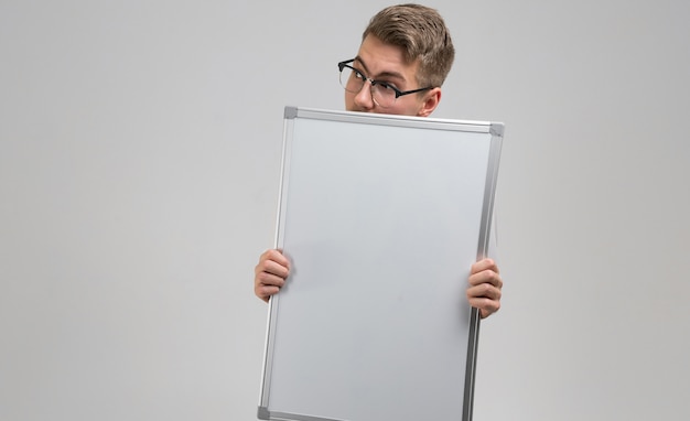 Hombre con gafas con tablero magnético limpio en sus manos