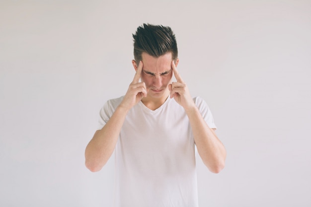 Hombre con gafas teniendo problemas y dolor de cabeza