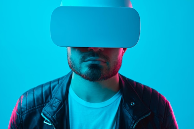 Hombre con gafas vr en estudio con luces de neón